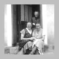 022-0482 Hinten  Bertha Peterson, vorne von links Erna und Eva Peterson.jpg